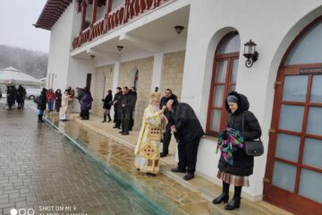 IPS Pimen, miruindu-i pe credincioși după slujba ținută în condiții foarte grele