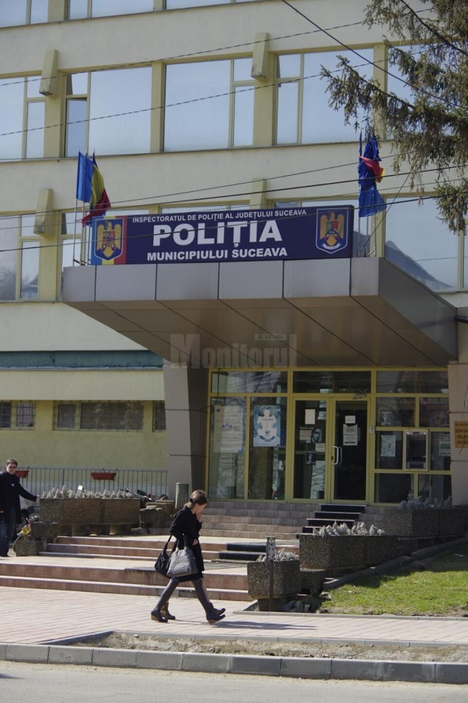Examenele se dau la Serviciului Rutier, respectiv în sediul Poliției municipiului Suceava, lângă Kaufland. Examenele se dau la Serviciului Rutier, respectiv în sediul Poliției municipiului Suceava, lângă Kaufland.