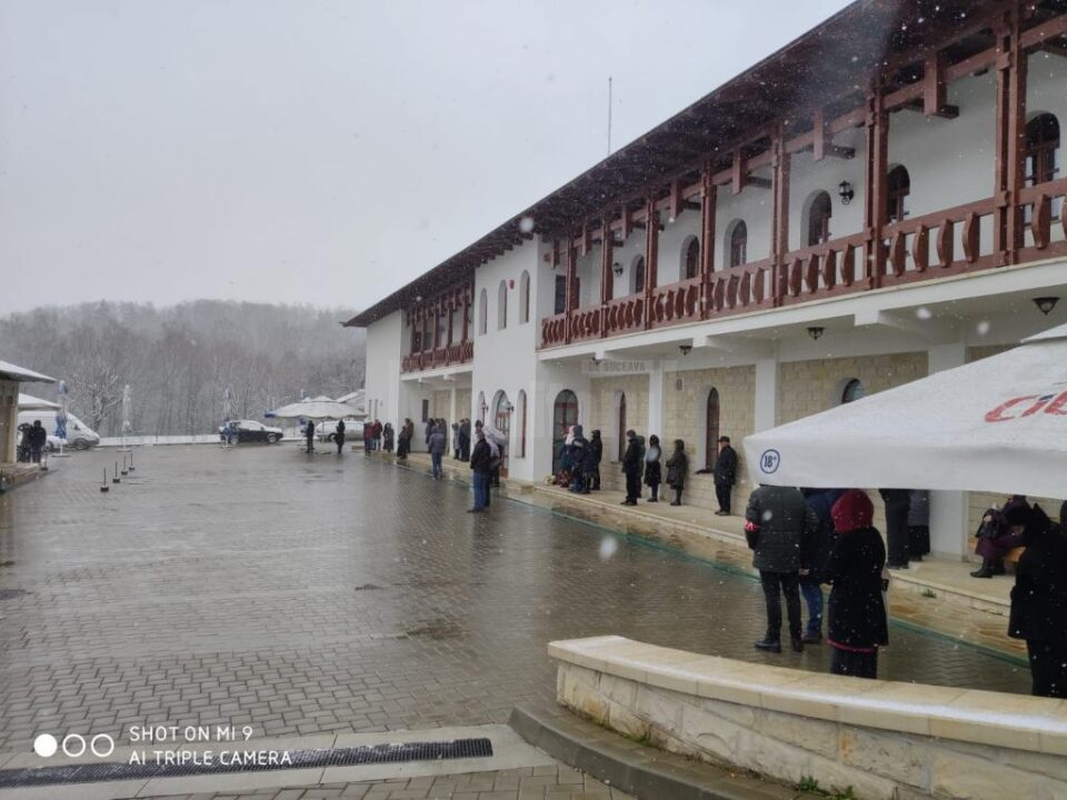 Slujba din curtea Arhiepiscopiei
