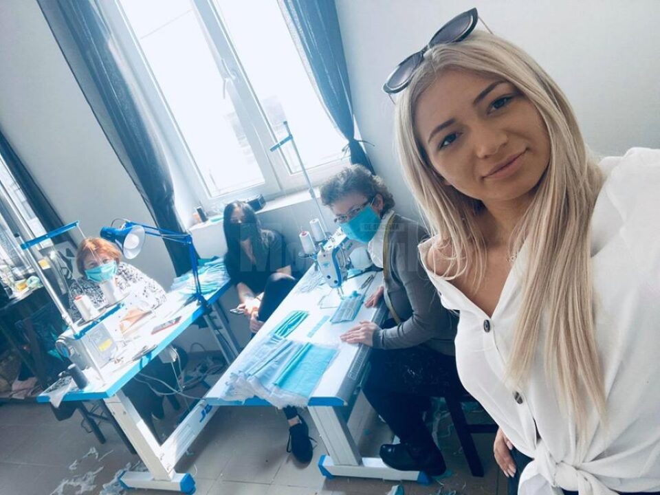Un atelier de croitorie din Fălticeni confecționează gratuit măști pentru angajații din sistemul sanitar Un atelier de croitorie din Fălticeni confecționează gratuit măști pentru angajații din sistemul sanitar