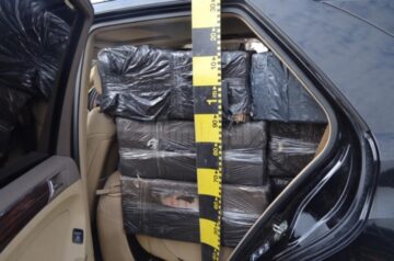 Mercedes încărcat cu țigări de contrabandă, de aproape 25.000 de euro, abandonat la Falcău