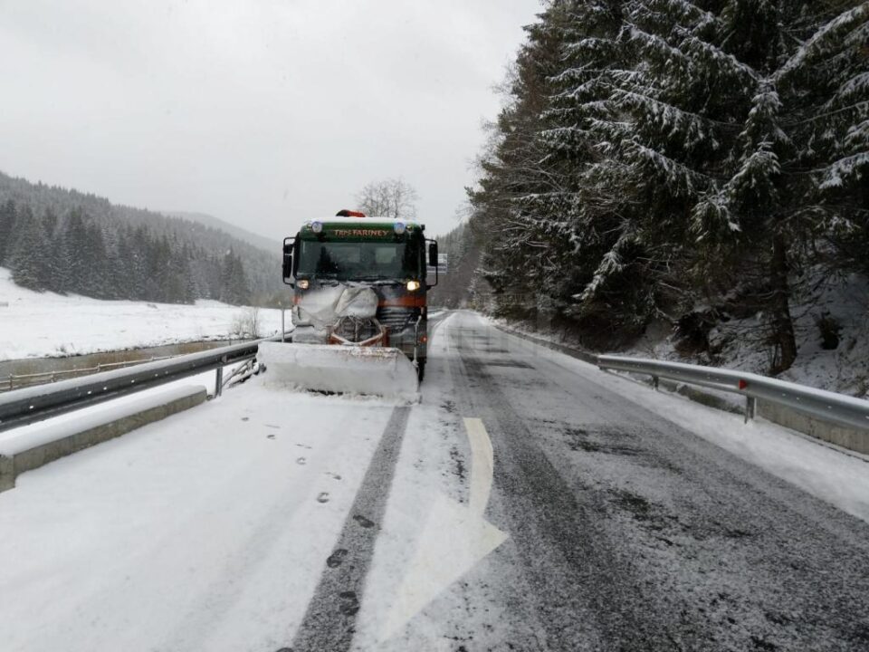 Utilaj de deszăpezire pe DN 18, la Cârlibaba