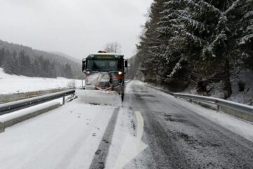 Utilaj de deszăpezire pe DN 18, la Cârlibaba