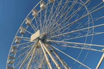 Roata panoramică care trebuia să fie ridicată lângă Cetatea de Scaun Suceava