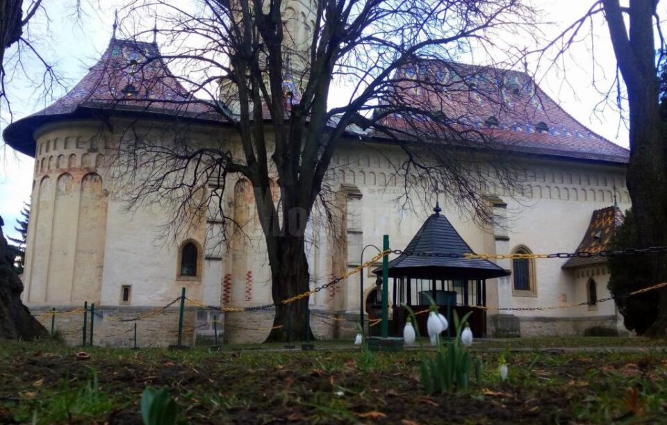 Sucevenii vor menține prin telefon legătura cu preoții de la parohie și în special cu duhovnicul