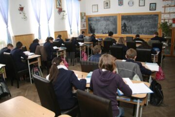 Sindicatele solicită Guvernului să nu mai dea ”declarații alarmiste” referitoare la înghețarea anului școlar