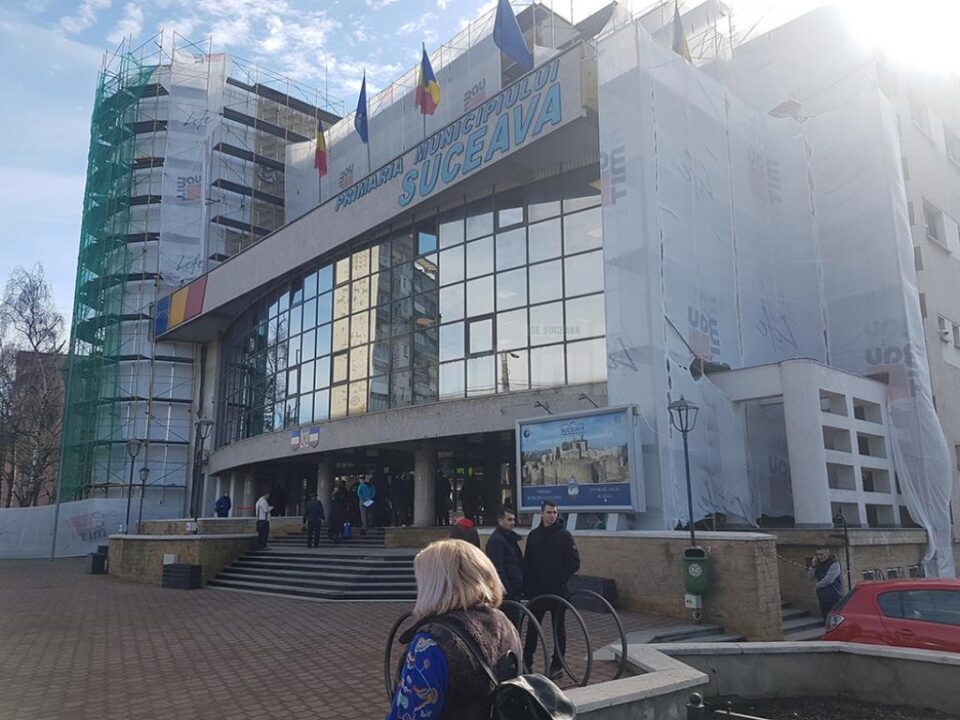 Peste 250 de angajați ai Primăriei Suceava sunt trimiși acasă, în izolare, iar primarul Ion Lungu este izolat în biroul său
