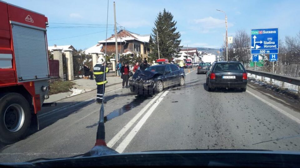 In urma impactului, o persoana a ramas incarcerata iar alte doua au fost ranite usor