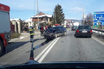 In urma impactului, o persoana a ramas incarcerata iar alte doua au fost ranite usor