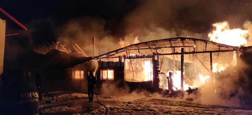 Atelierul de tâmplărie, uscătorul de scândură și alte anexe au fost distruse în incendiu