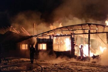 Atelierul de tâmplărie, uscătorul de scândură și alte anexe au fost distruse în incendiu