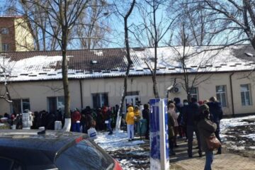 Angajații spitalului s-au înghesuit pentru a putea fi testați și pentru a afla dacă sunt sănătoși sau nu