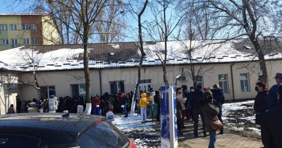 Angajații spitalului s-au înghesuit pentru a putea fi testați și pentru a afla dacă sunt sănătoși sau nu