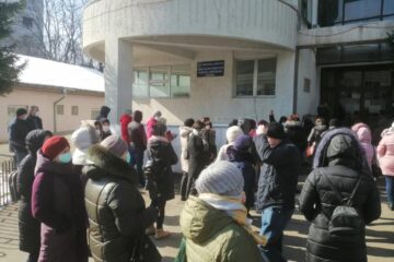 Zeci de cadre medicale așteaptă să fie testate