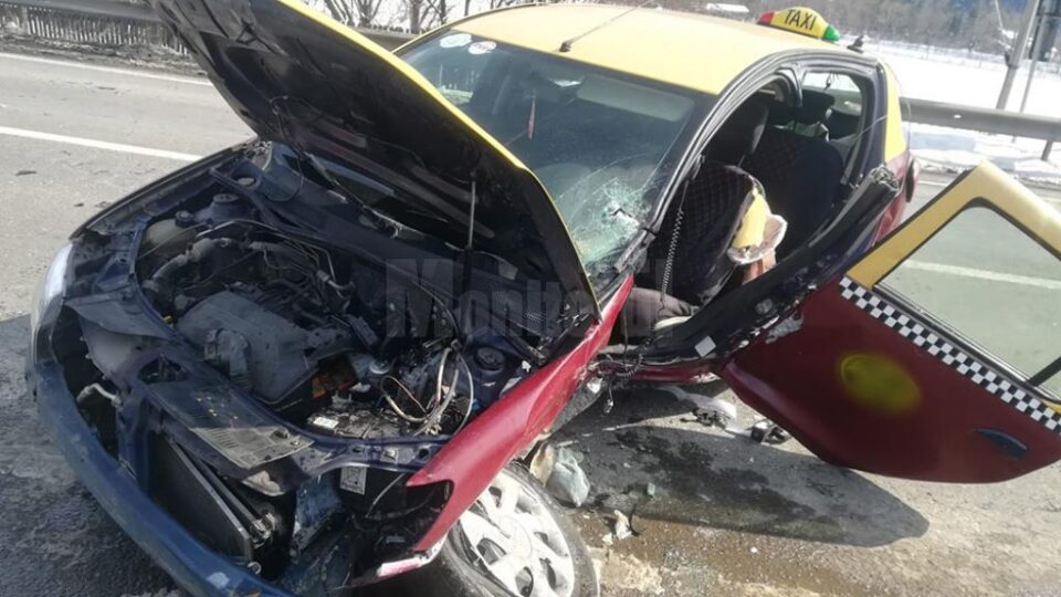 Taximetrul Dacia Logan a fost acroșat în partea stângă în urma accidentului
