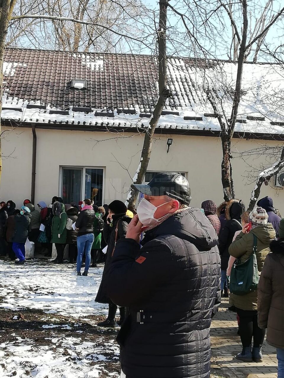 Aglomerație de nedescris la testarea pentru coronavirus a angajaților Spitalului Județean Suceava
