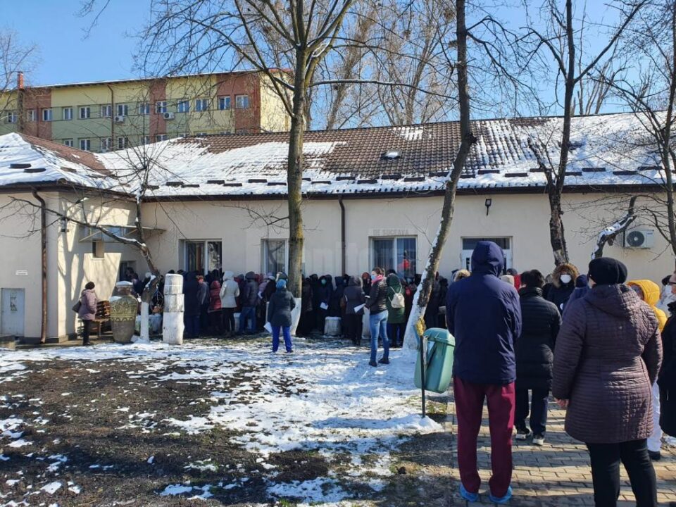 Aglomerație de nedescris la testarea pentru coronavirus a angajaților Spitalului Județean Suceava