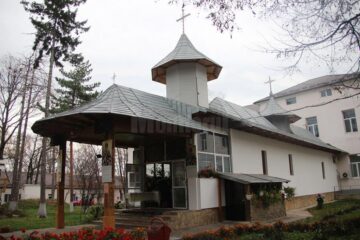 Rugăciune comună, însoțită de sunetul clopotelor, în mijlocul zilei de Buna Vestire