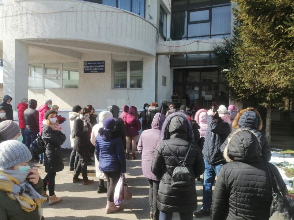 Cadre medicale venite ieri la Direcția de Sănătate Publică Suceava și așteptând să fie testate