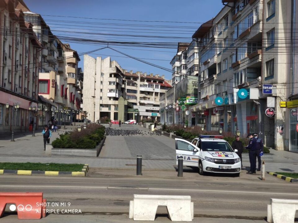 Polițiștii și jandarmii trebuie să păstreze o distanță de siguranță față de cei pe care îi verifică