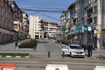 Polițiștii și jandarmii trebuie să păstreze o distanță de siguranță față de cei pe care îi verifică