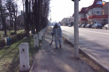 Dezinfecție pe străzile și trotuarele din Rădăuți