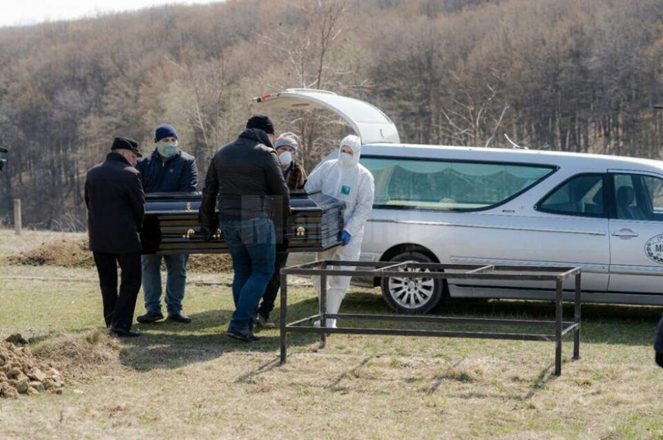 Pastorul Viorel Candrianu, suspect de COVID-19, a fost înmormântat la câteva ore de la deces, în condiții speciale