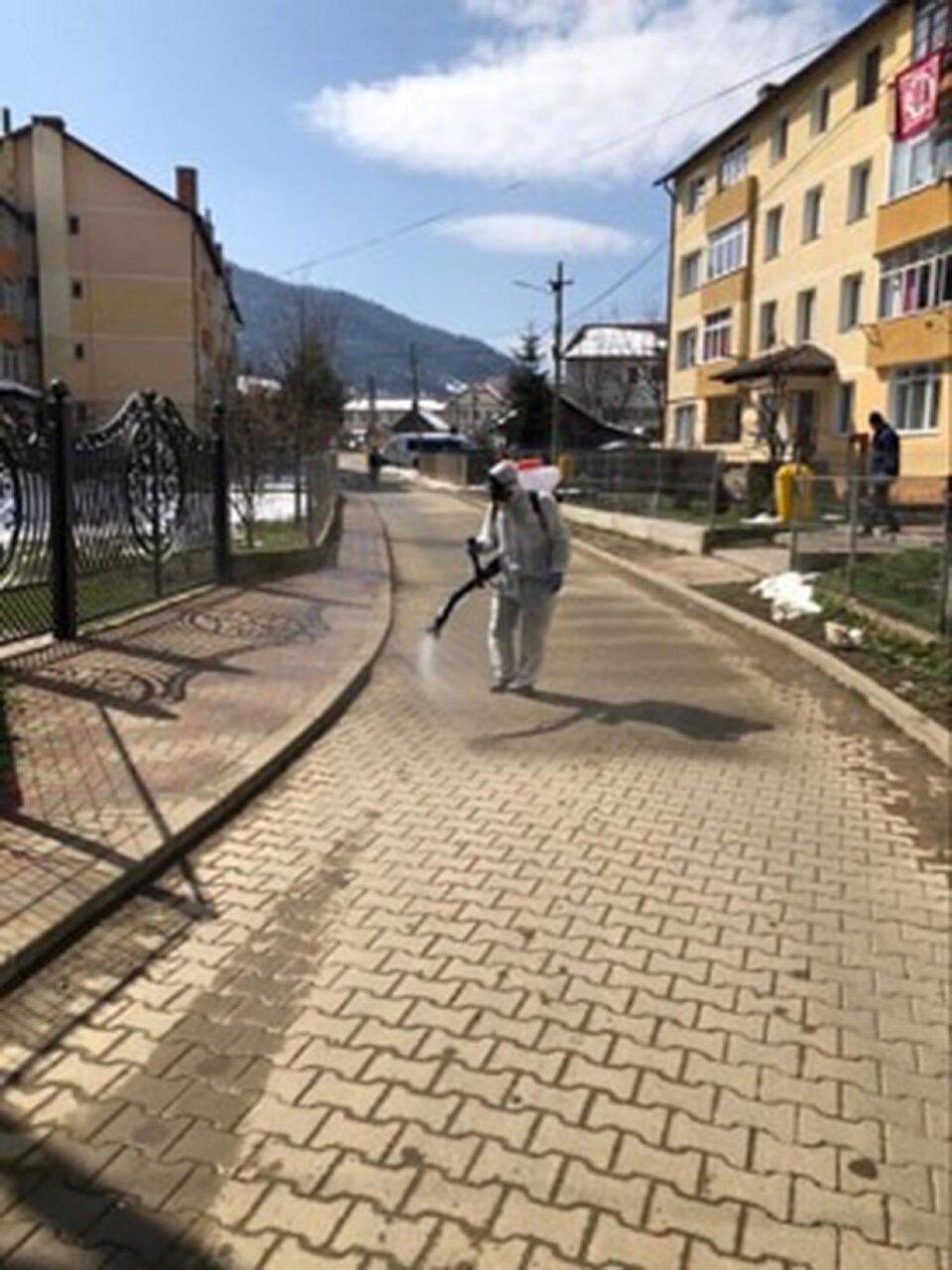 Dezinfecție totală a tuturor unităților publice, scărilor de bloc, străzilor, parcurilor de joacă pentru copii, magazinelor, la Ostra