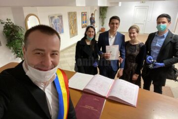 Patru cupluri de tineri nu au fost împiedicate de coronavirus să se căsătorească, chiar de au venit cu măștile pe față