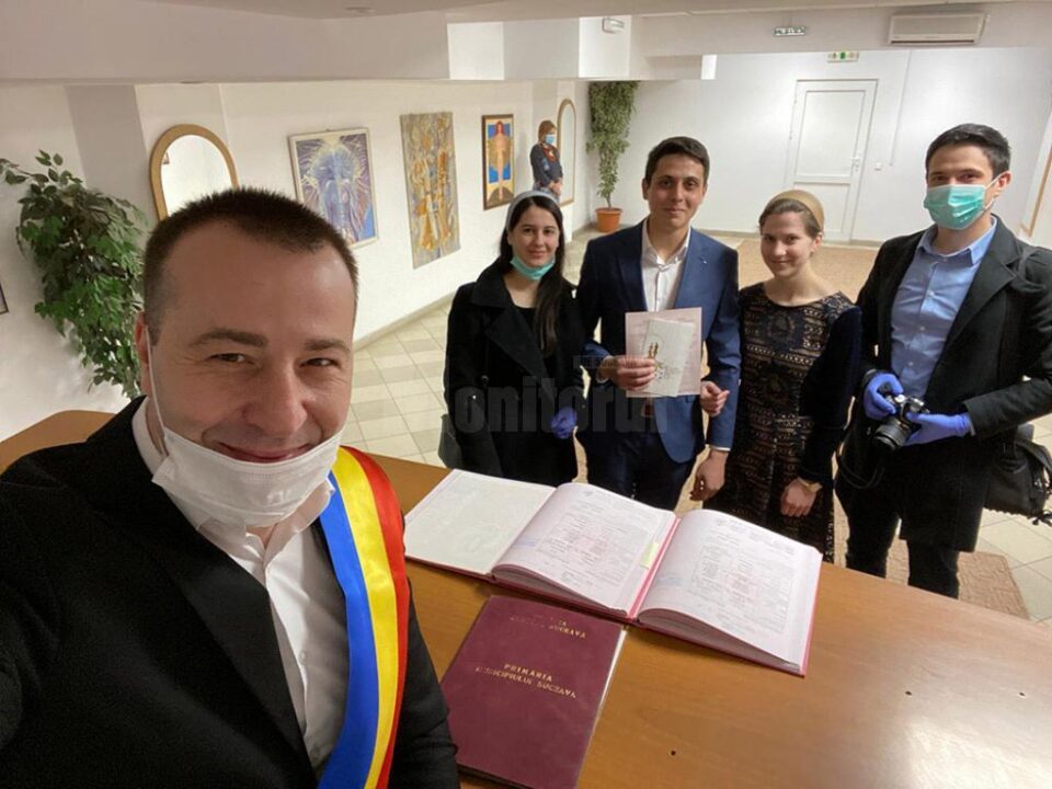 Patru cupluri de tineri nu au fost împiedicate de coronavirus să se căsătorească, chiar de au venit cu măștile pe față
