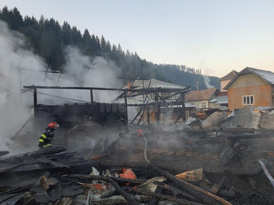 În urma incendiului puternic, șase anexe ale celor două gospodarii au fost distruse