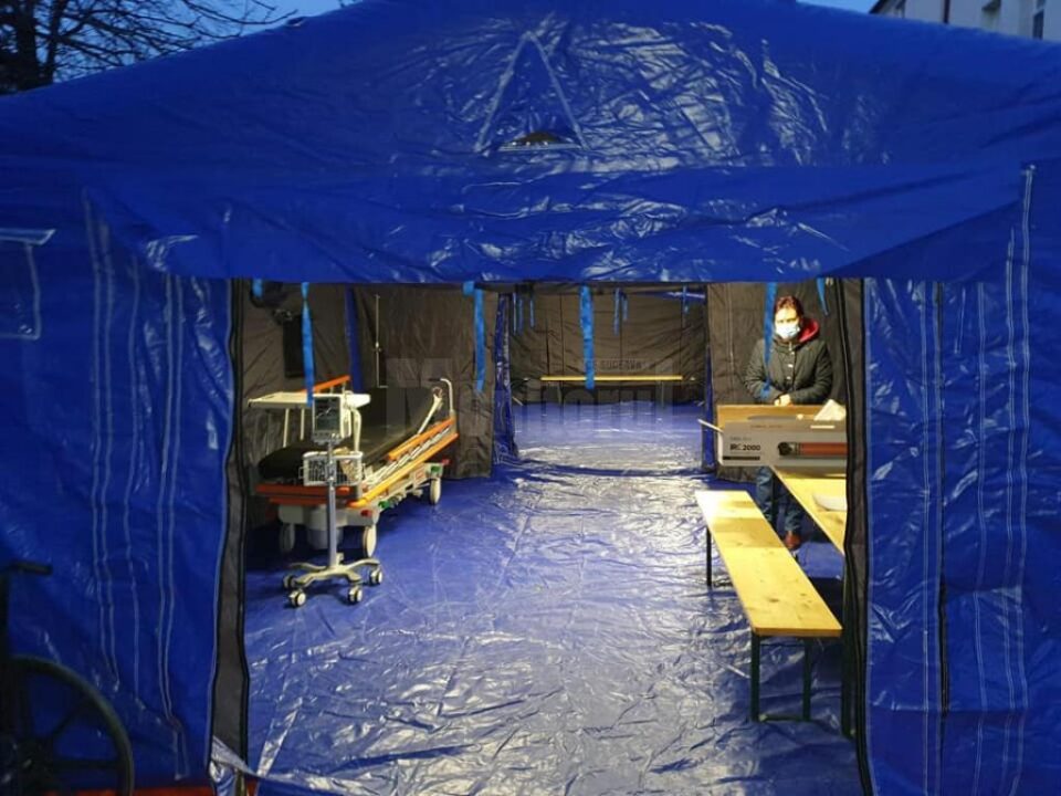 Corturile de triaj de la spitalul vechi din Suceava au fost instalate