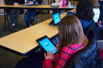 Liceenii din comunități dezavantajate vor primi tablete cu internet, pentru lecții online