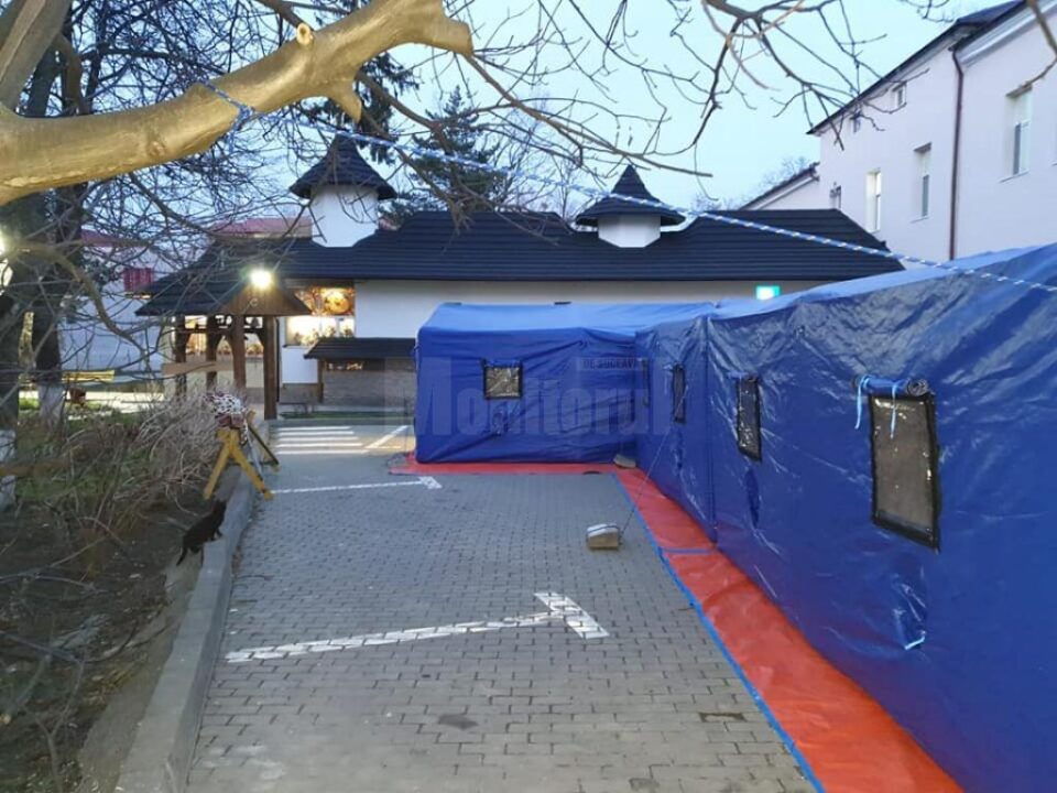 Corturile de triaj de la spitalul vechi din Suceava au fost instalate