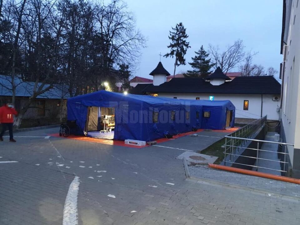 Corturile de triaj de la spitalul vechi din Suceava au fost instalate Corturile de triaj de la spitalul vechi din Suceava au fost instalate