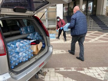 Un fălticenean a donat baxuri cu apă plată și pachete cu biscuiți cadrelor medicale din Suceava și Fălticeni