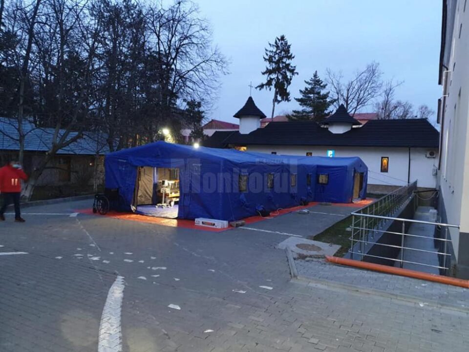 Corturile destinate triajului pacienților de la spitalul vechi din Suceava