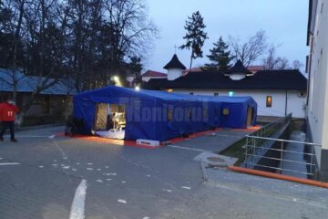 Corturile destinate triajului pacienților de la spitalul vechi din Suceava