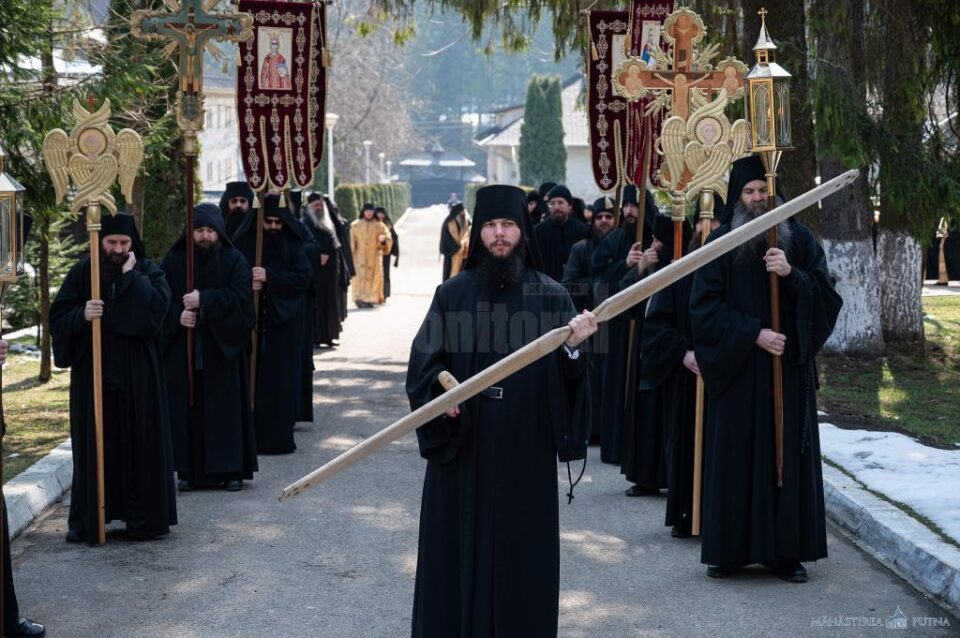 Procesiune în jurul Mănăstirii Putna FOTO Mănăstirea Putna