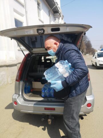 Un fălticenean a donat baxuri cu apă plată și pachete cu biscuiți cadrelor medicale din Suceava și Fălticeni