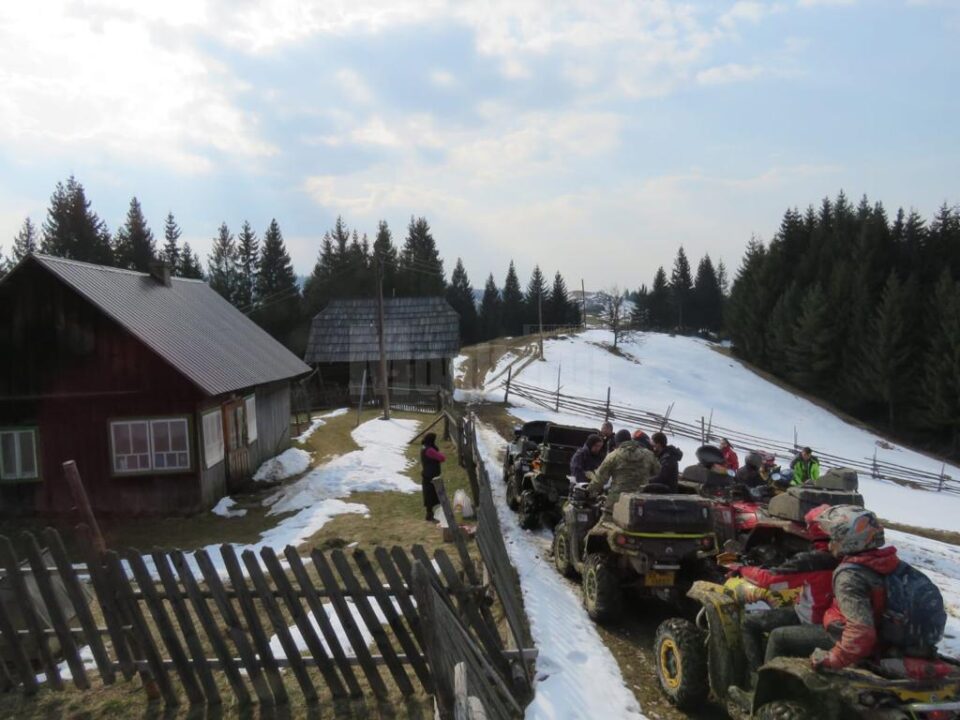 Alimente duse cu ATV-urile la bătrâni care locuiesc în cătune izolate din Brodina