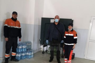 Un fălticenean a donat baxuri cu apă plată și pachete cu biscuiți cadrelor medicale din Suceava și Fălticeni