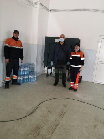 Un fălticenean a donat baxuri cu apă plată și pachete cu biscuiți cadrelor medicale din Suceava și Fălticeni