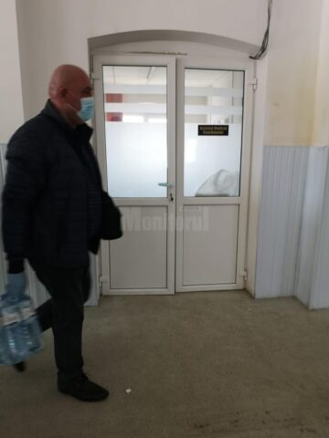 Un fălticenean a donat baxuri cu apă plată și pachete cu biscuiți cadrelor medicale din Suceava și Fălticeni