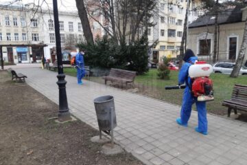 Dezinfecții între blocuri, pe casa scării și aparate de dezinfecție montate la intrări, în municipiul Suceava