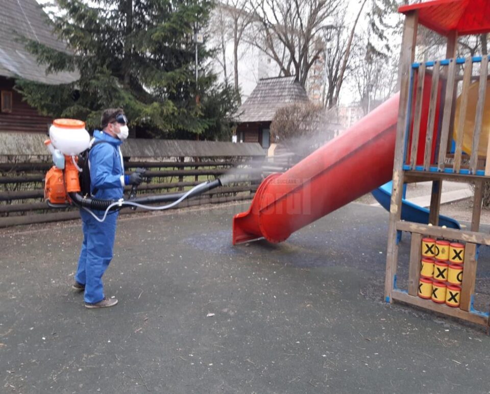 Dezinfecții între blocuri, pe casa scării și aparate de dezinfecție montate la intrări, în municipiul Suceava