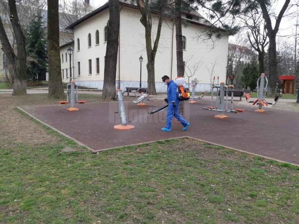 Dezinfecții între blocuri, pe casa scării și aparate de dezinfecție montate la intrări, în municipiul Suceava