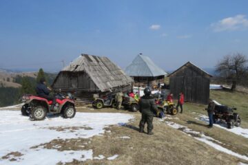Alimente duse cu ATV-urile la bătrâni care locuiesc în cătune izolate din Brodina