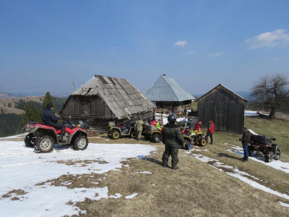 Alimente duse cu ATV-urile la bătrâni care locuiesc în cătune izolate din Brodina