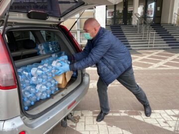Un fălticenean a donat baxuri cu apă plată și pachete cu biscuiți cadrelor medicale din Suceava și Fălticeni